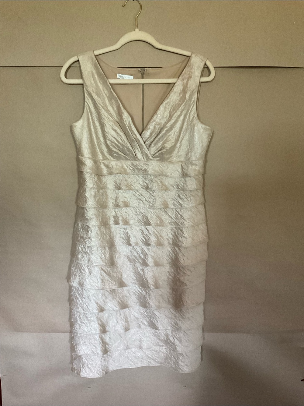 London Times Sleeveless Textured Cocktail Dress in Light Champagne. Size 10